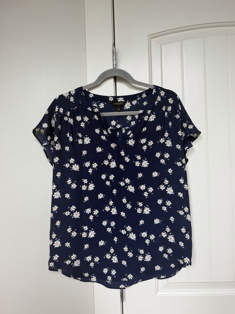 Banana Republic Women's M Blue/White Floral V-Neck Short Sleeve Blouse Top