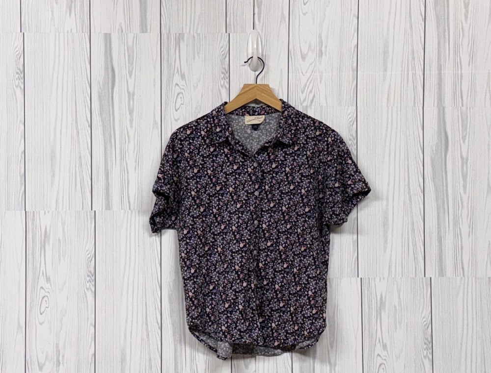 Universal Thread top womens size small button up short sleeve patterned