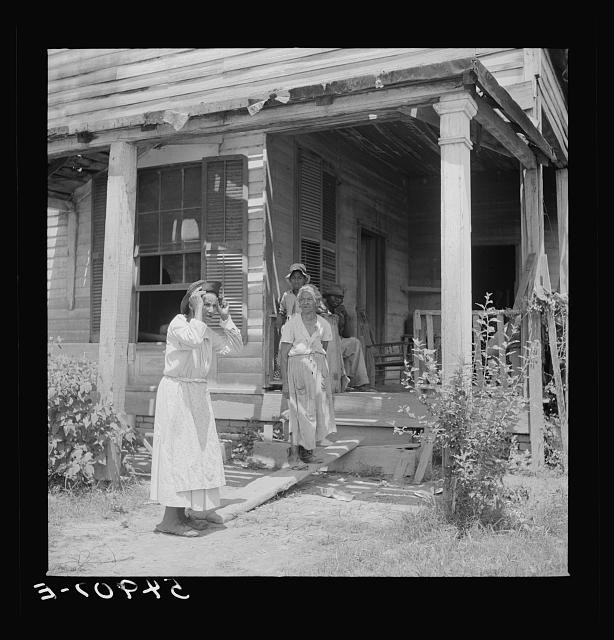 Photo:Rodney Mississippi 1940 Women on Porch House