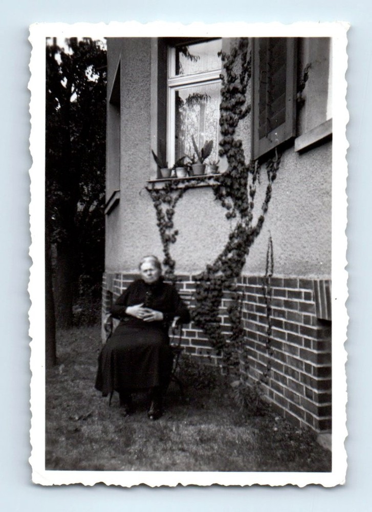 Old Vintage Photo SOLO OLDER WOMAN OUTSIDE HOUSE IVY ON WALL SNAPSHOT PIC