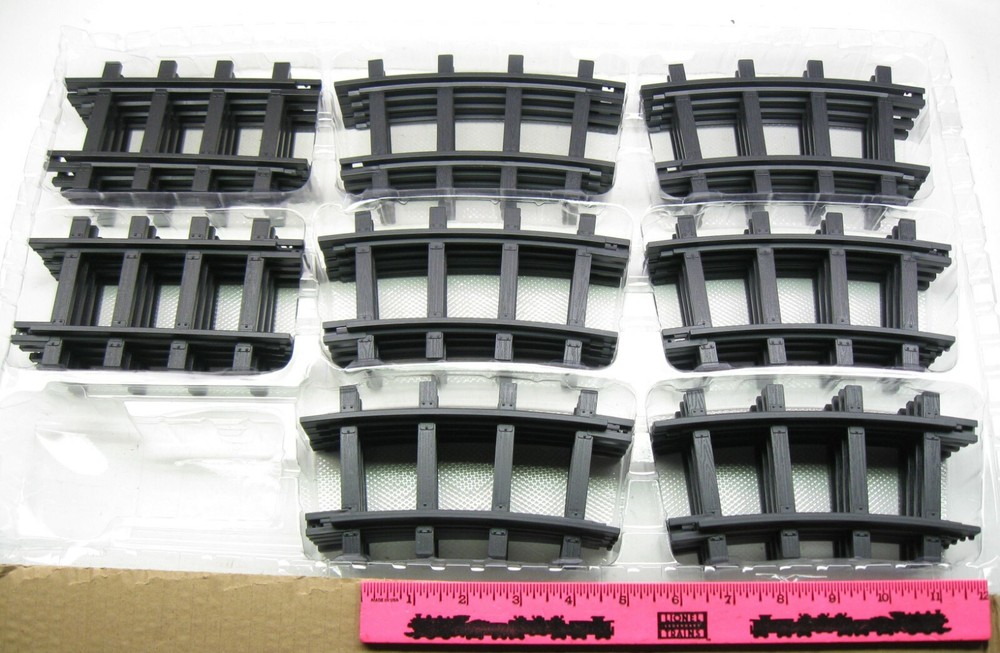 Lionel ~ 24 curved and eight straight plastic track pieces ready-to-play *2016*