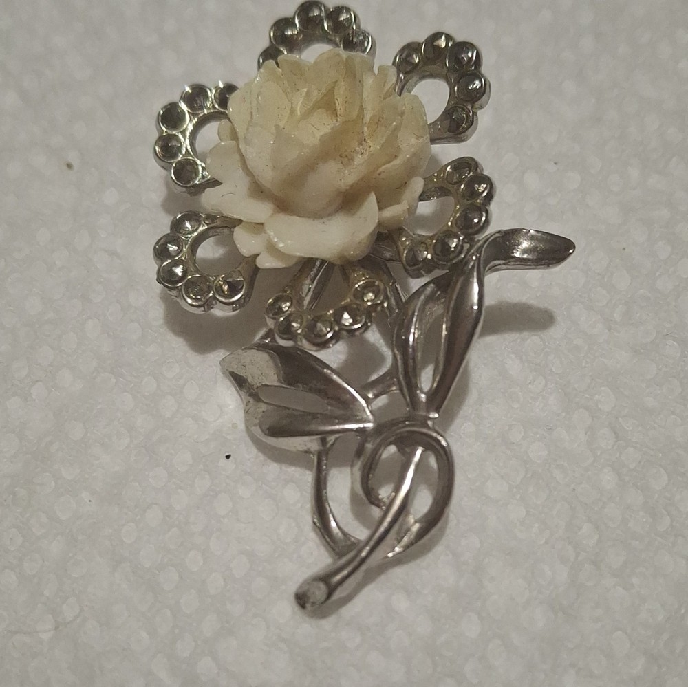 Vtg Silver Tone Metal Flower Rose Brooch Pin Cream/White Clear Rhinestones AP-1