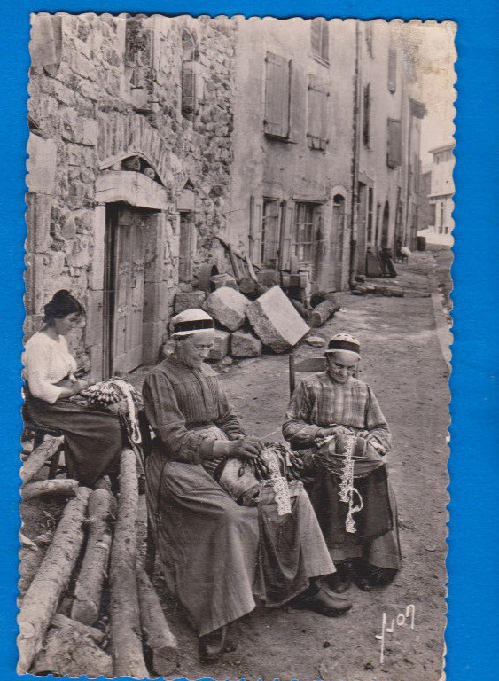 Le Puy, Haute Loire, bobbin lace maker women, vintage photo postcard