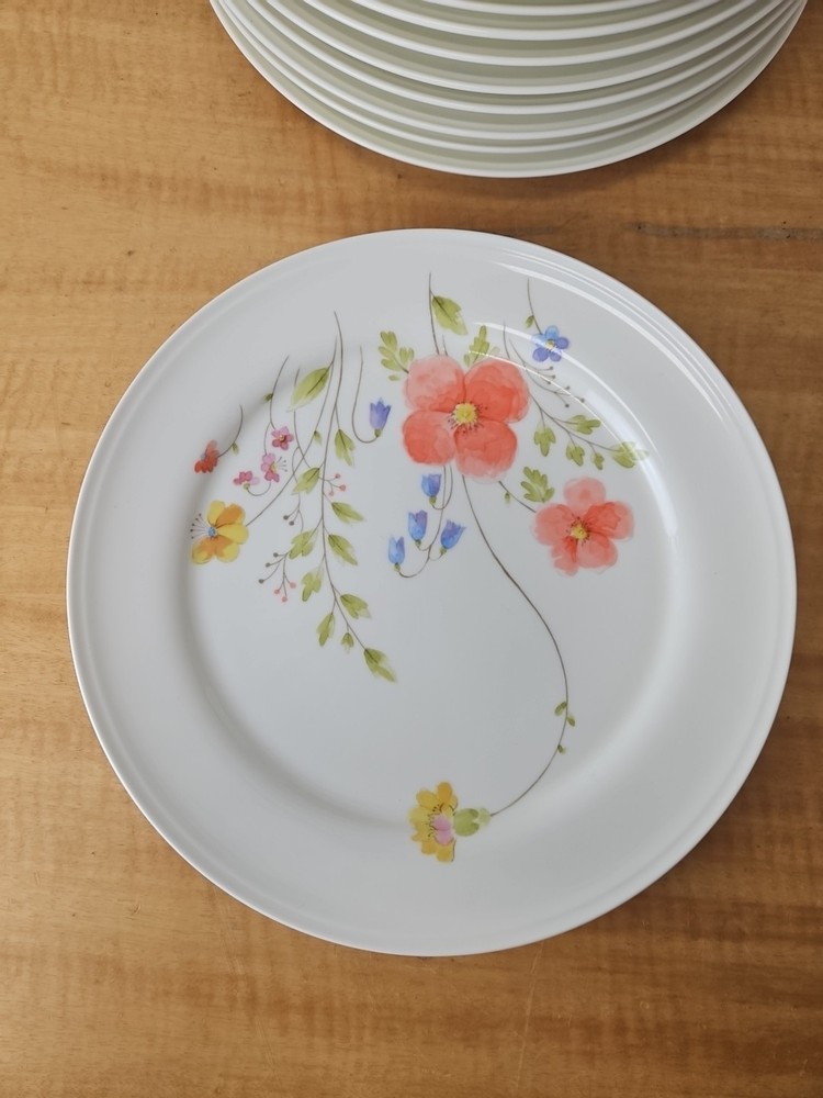 Mikasa Bone China  JUST FLOWERS A4182 Dinner Plate 10 1/2