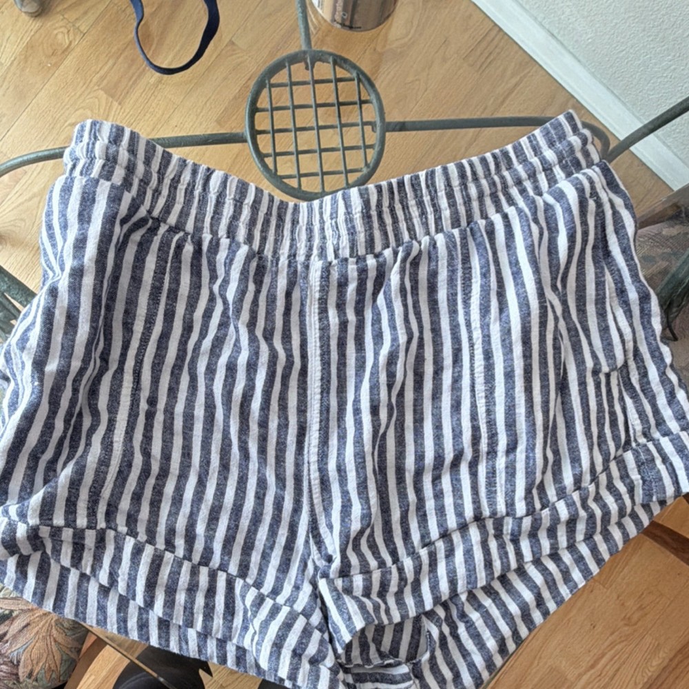 Universal Thread Women's Striped Blue White Shorts Size M Regular Fit