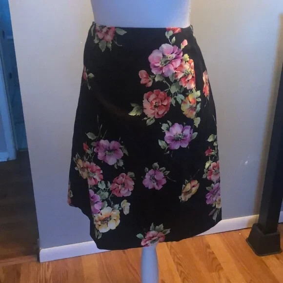 Jones New York Black a Signature black and Pink Floral Skirt Size 16