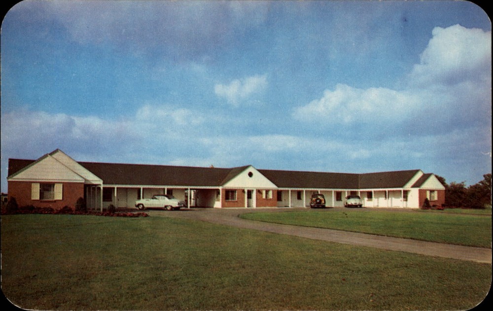 Park Plaza Motor Hotel ~ Clarence New York ~ 1950s cars woody wagon ~ postcard