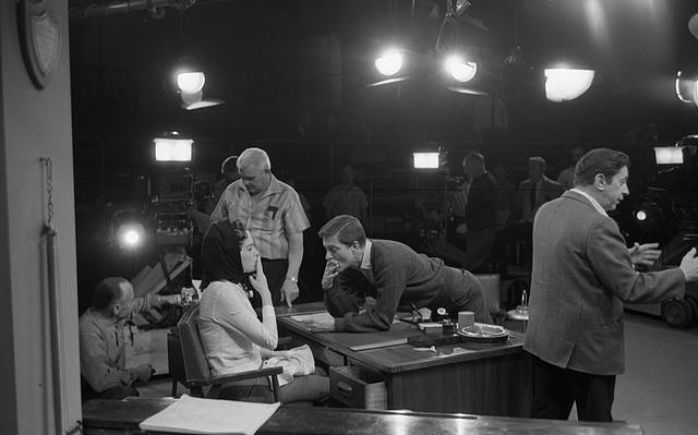 Photo:Mary Tyler Moore 1963 TV Studio Behind the Scenes