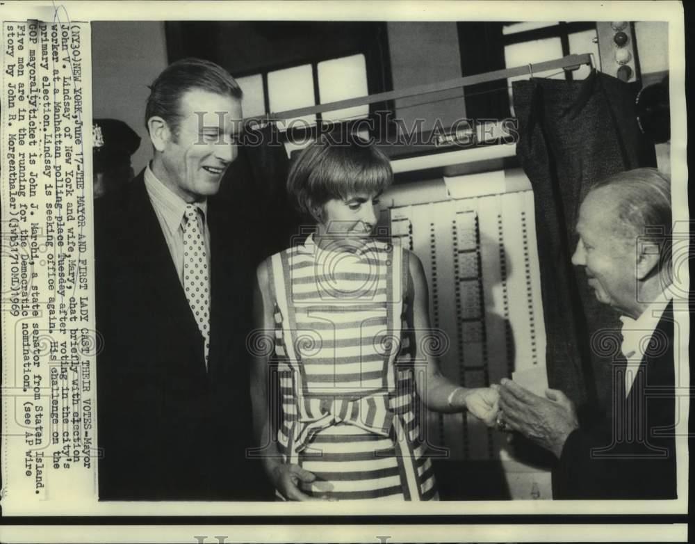 1969 Press Photo Mayor and Mrs. John Lindsay of New York with election worker