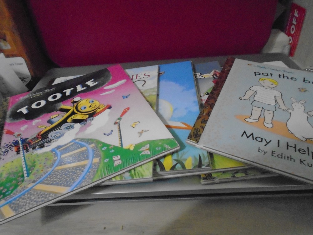 6 Little Golden Books no writing except names in 2, fun reading, excellent cond.