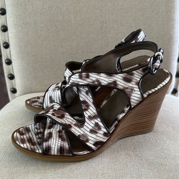 B Makowsky Womens Cheetah Print Wedge Sandals in White Tan Size 8
