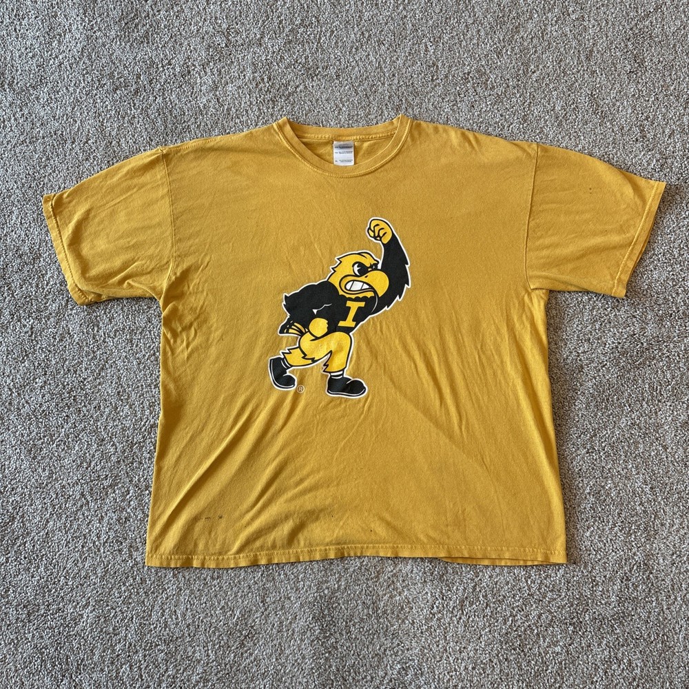 Men’s 90s Extra Large Vintage Gildan Yellow Iowa Hawkeyes Graphic T Shirt