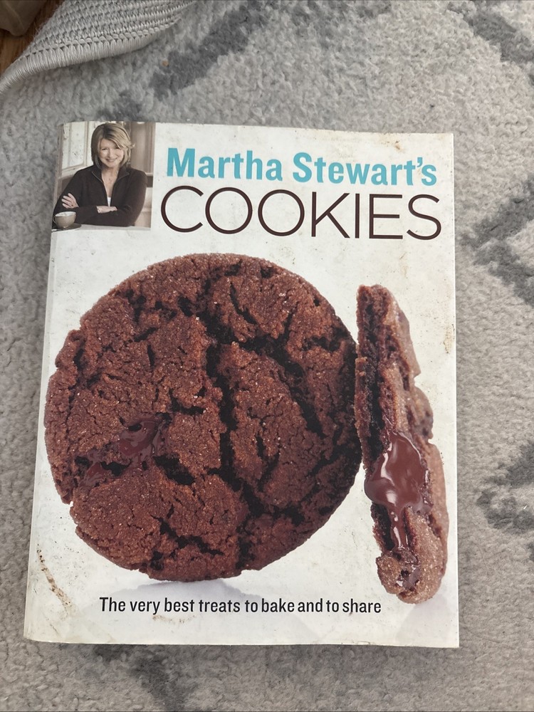 Martha Stewart's Cookies The Very Best Treats to Bake and to Share2008 Paperback