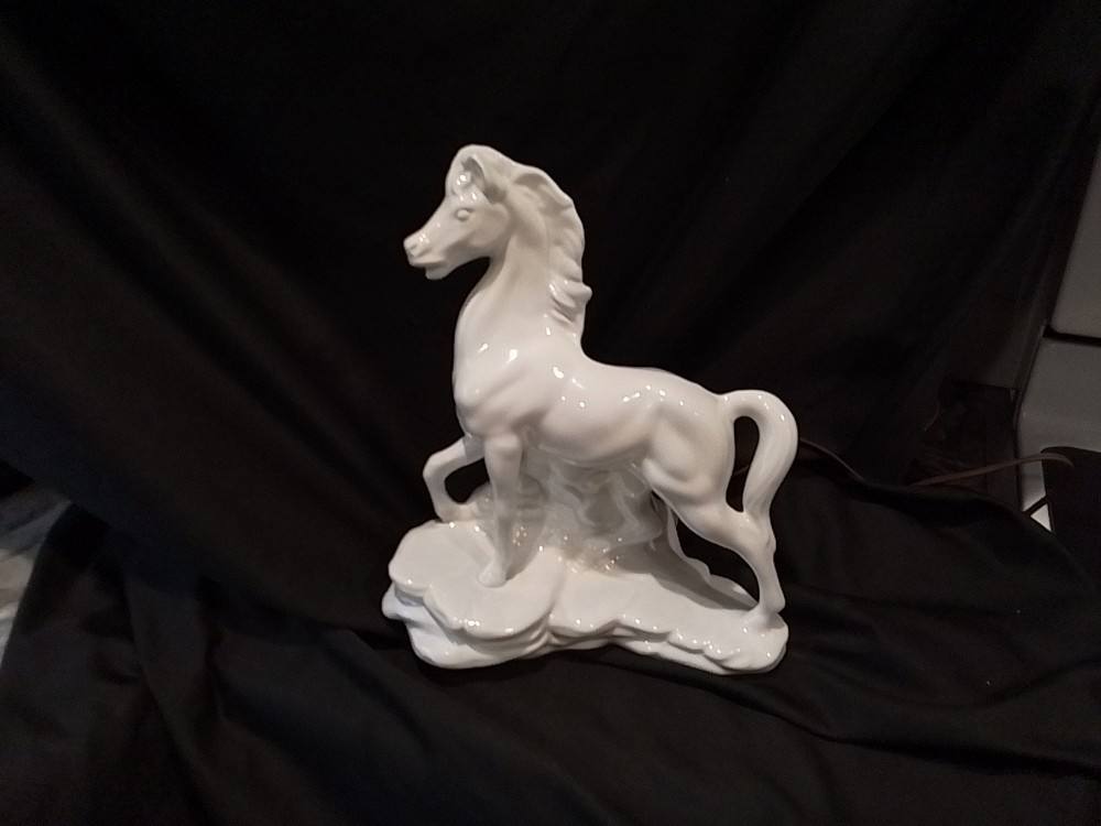 Vtg Maddux of California 1950's White Horse Television Lamp Works Needs Rewire