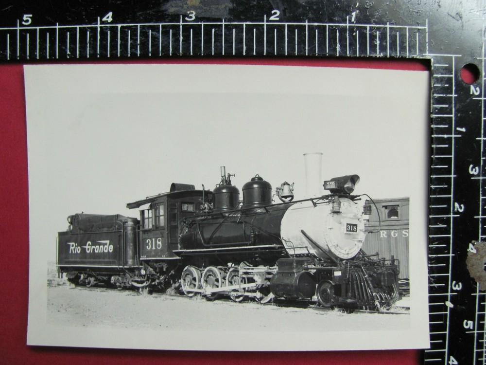 B&W PHOTO of DENVER & RIO GRANDE WESTERN RAILROAD LOCOMOTIVE #318 ALAMOSA CO