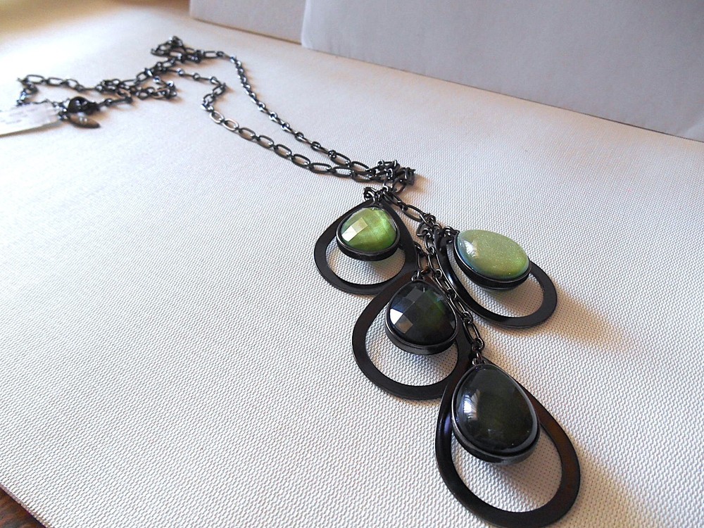 NY Chunky Black / Green Teardrop Pendant Necklace