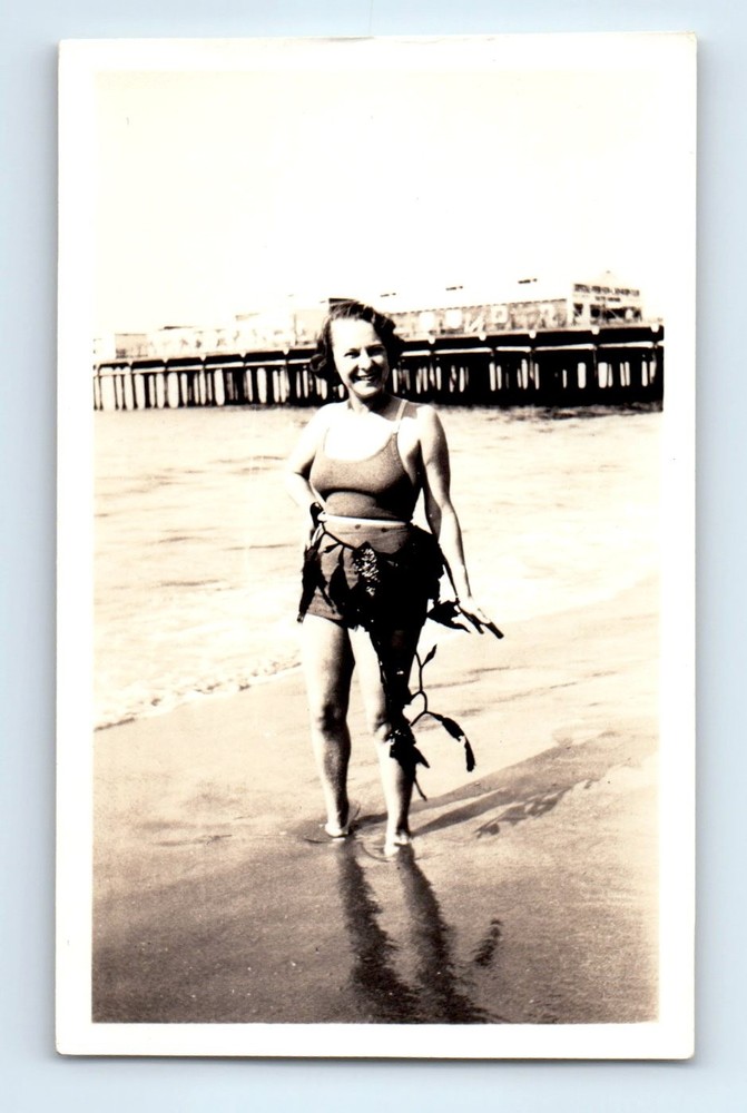 Old Vintage Photo SOLO LEGGY WOMAN SEXY SWIMSUIT BEACH SCENE PIER SNAPSHOT