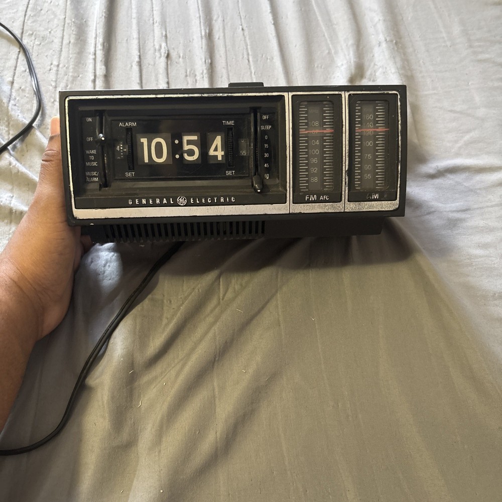 Vintage GE Flip Clock AM/FM Radio Alarm Model 7-4310C Retro 1970s 80s Working