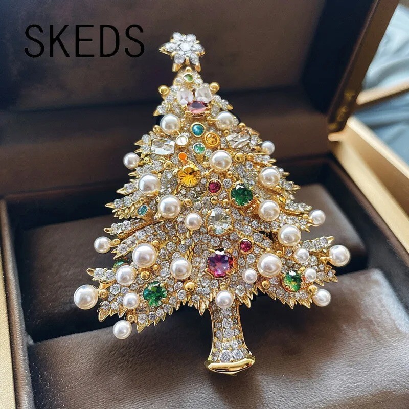 Vintage Christmas Tree Brooch Sparkly Green Rhinestone Pin Holiday Jewelry