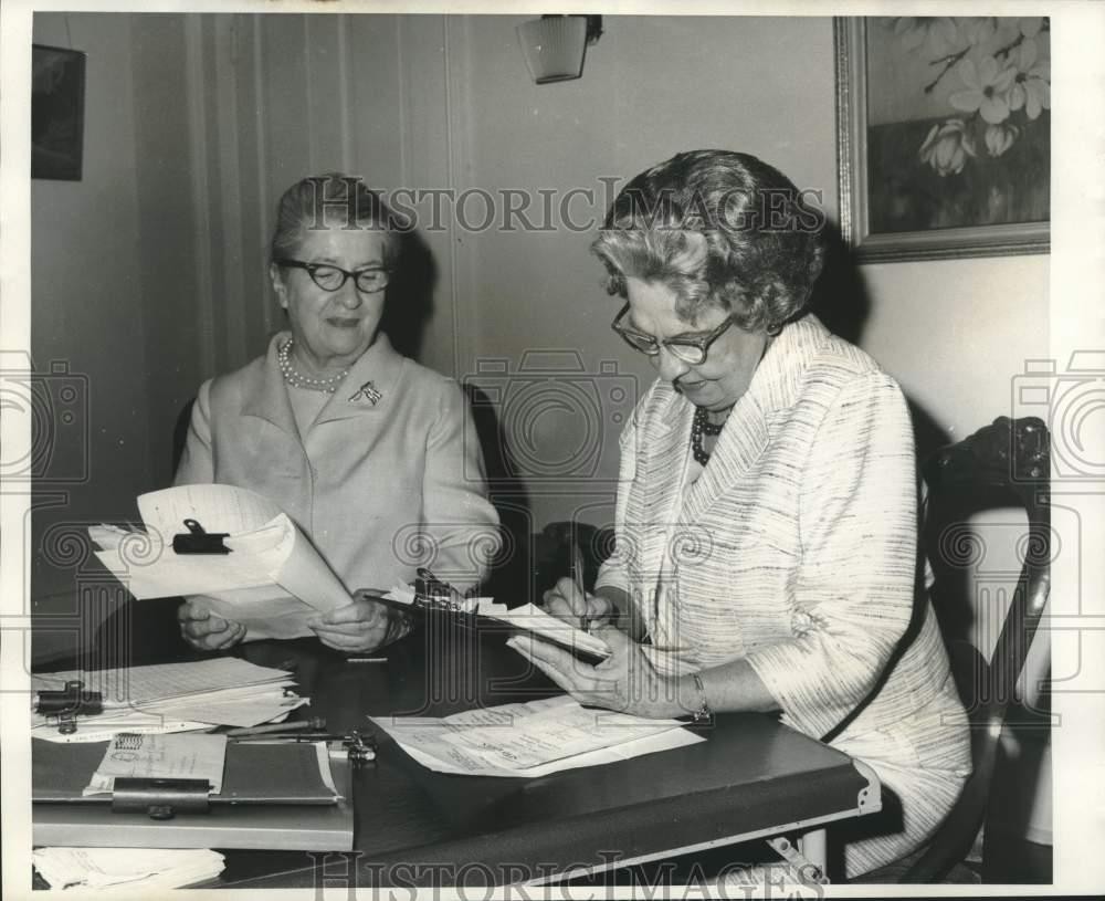 1970 Press Photo Mrs. Lloyd Lacassagne and Miss Ruth Voss at convention
