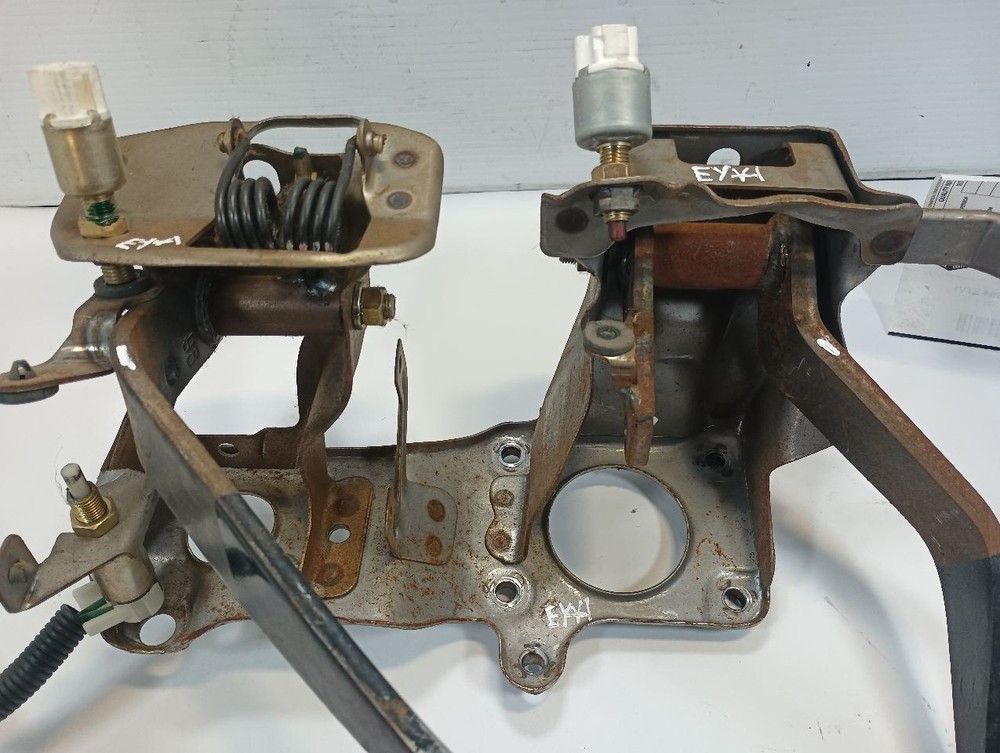 1994 Toyota Pickup Brake & Clutch Pedal Assembly 11566062