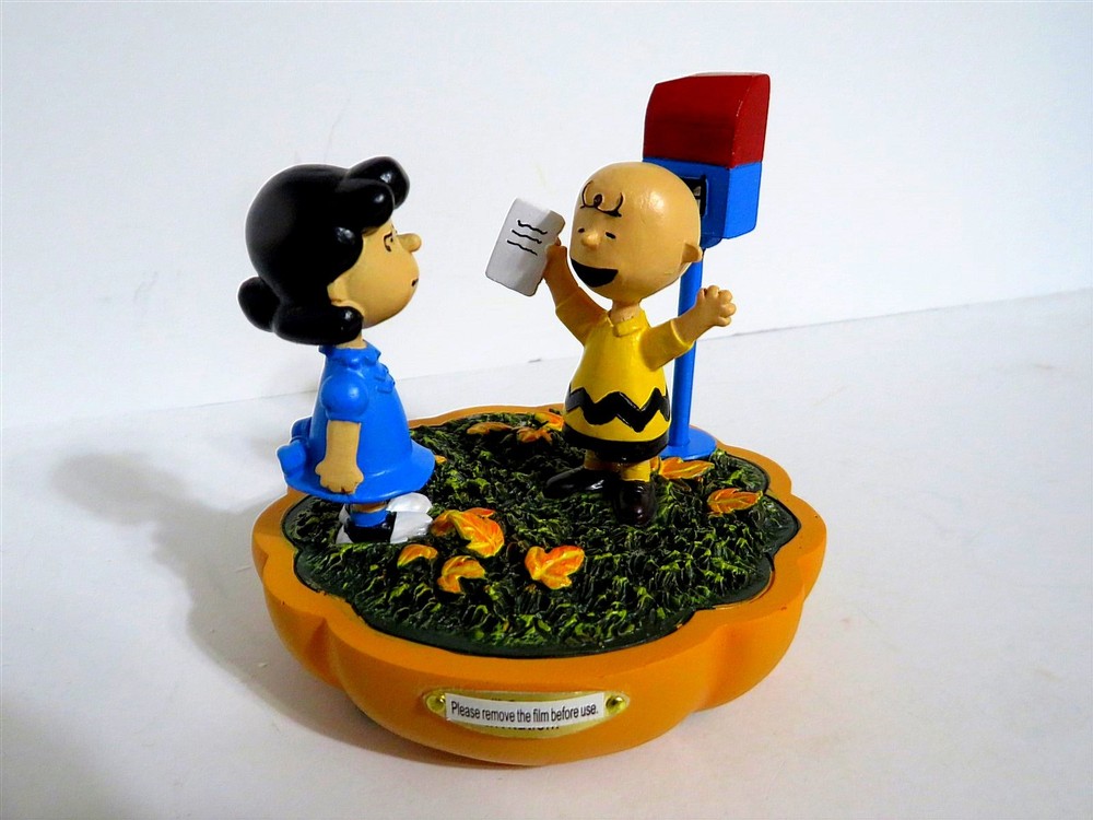 SNOOPY PEANUTS CHARLIE BROWN HAWTHORNE VILLAGE HALLOWEEN GREAT PUMPKIN FIGURINE