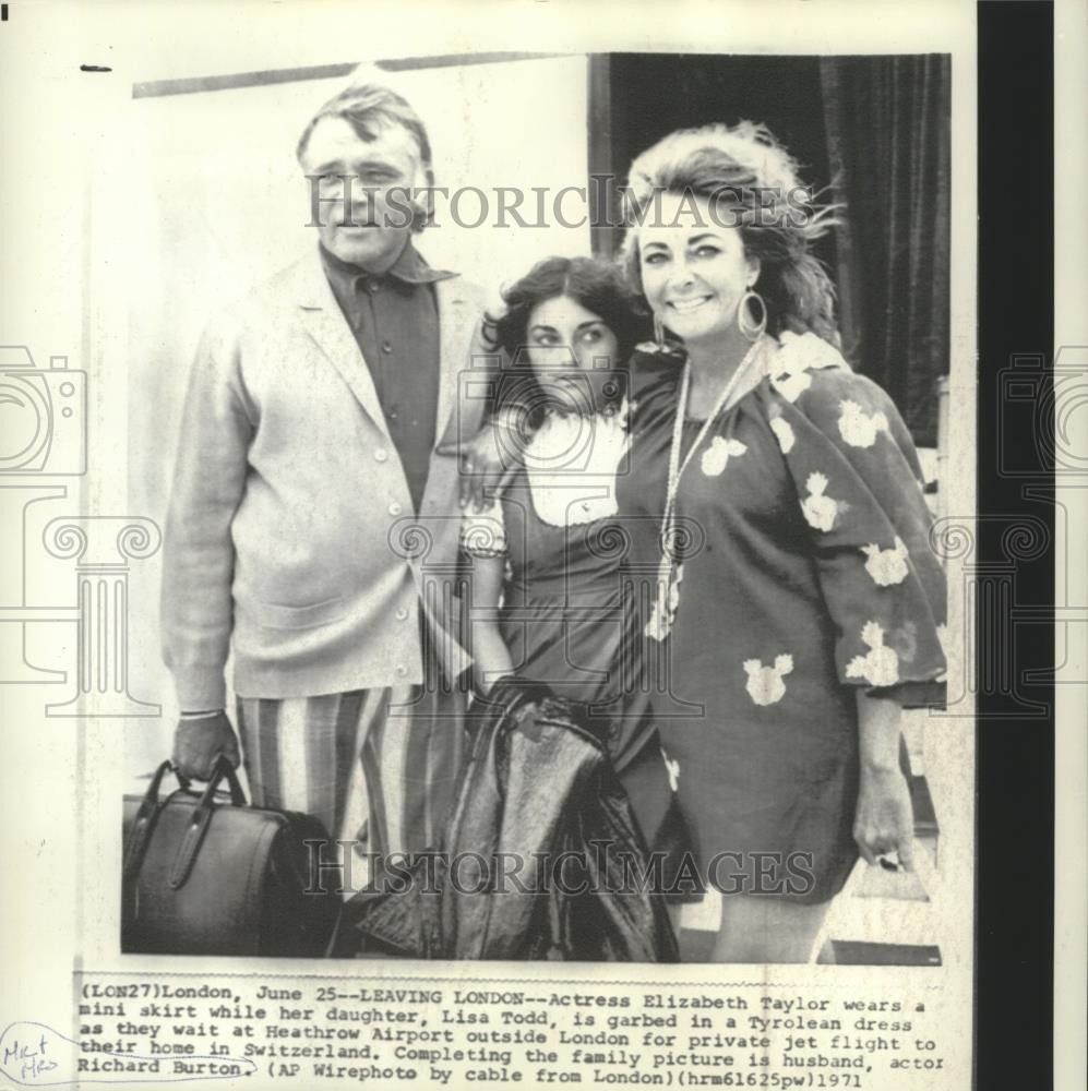 1971 Press Photo Richard Burton with wife Elizabeth Taylor & daughter in London