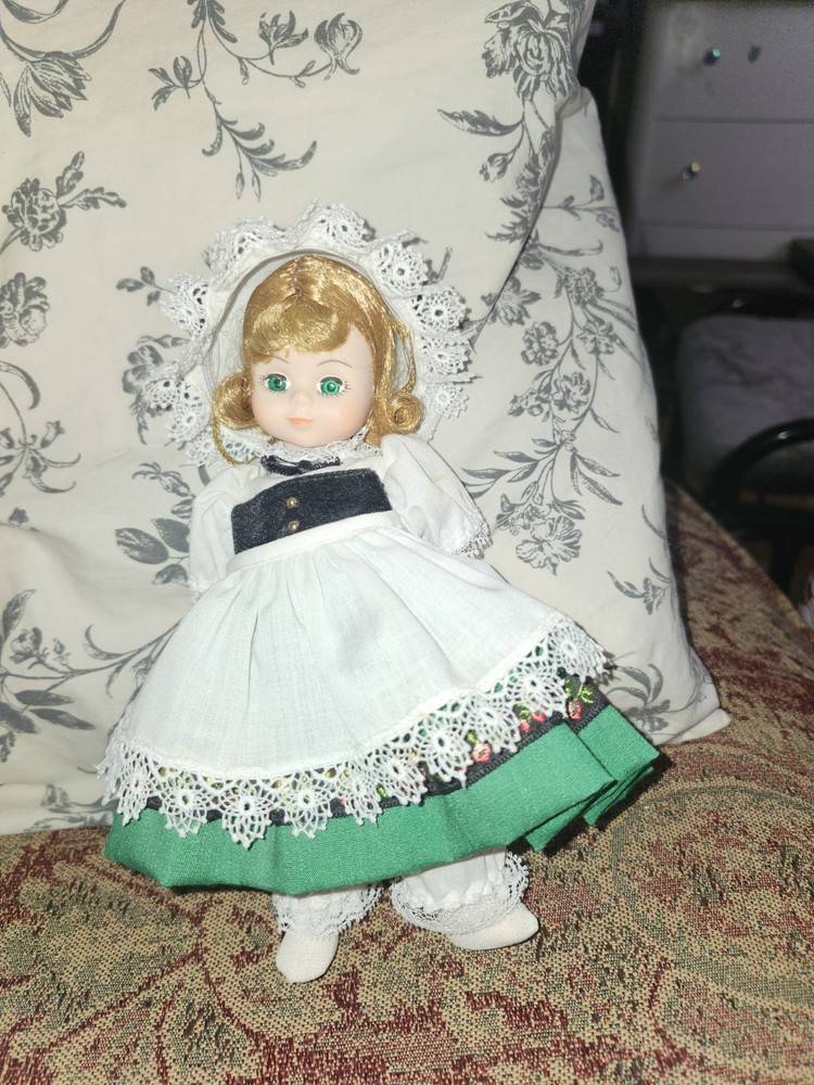Vintage 1989 Madame Alexander 8” Ireland Wendy Doll