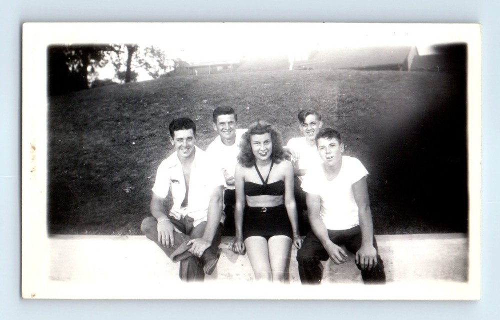 Old Vintage Photo YOUNG MEN LEGGY WOMAN SEXY PINUP COLLEGE SCENE SNAPSHOT