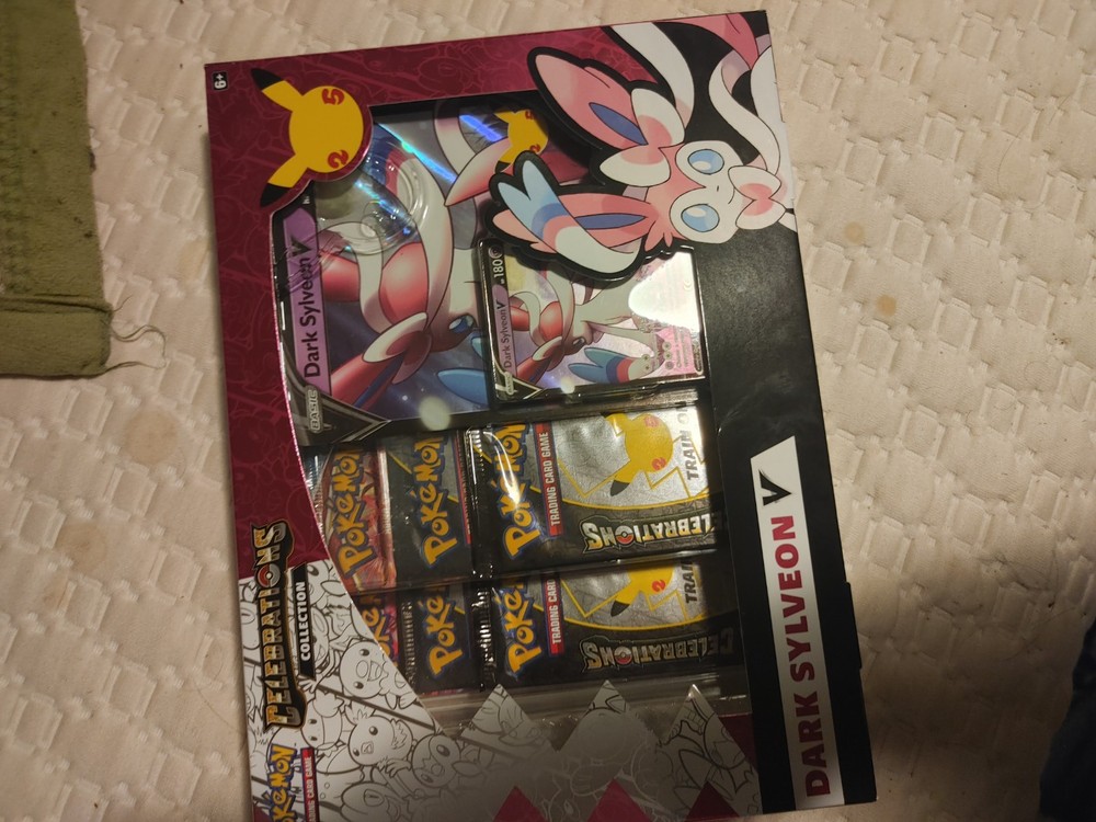 Pokemon - Celebrations: Dark Sylveon V Box