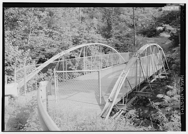 NORTH PORTAL, OBLIQUE VIEW LOOKING SOUTHEAST. - Beech Road Bridge, Spanning