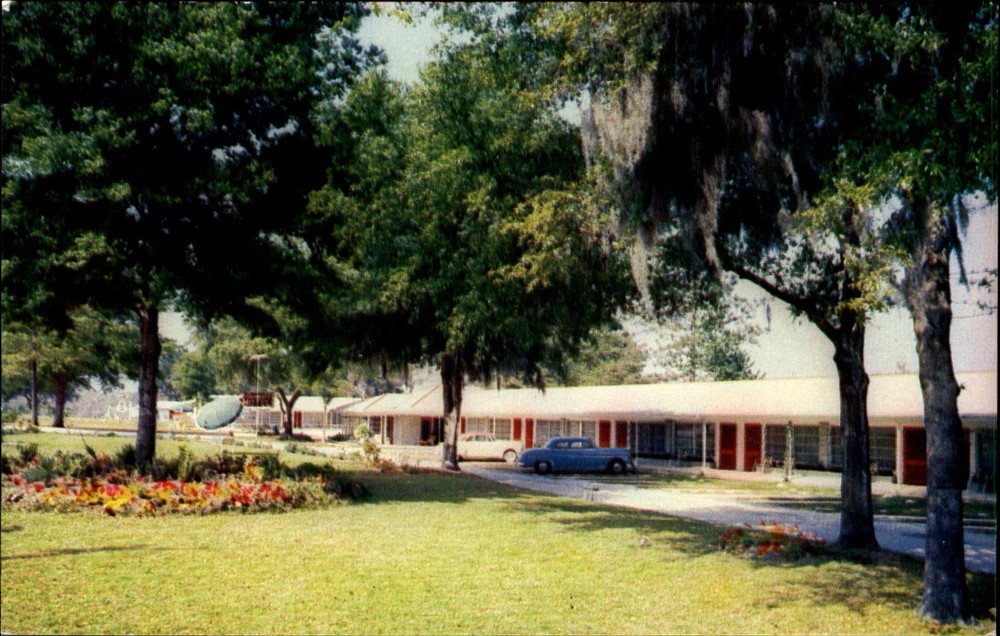 Fairways Motel ~ Silver Springs Florida FL ~ 1950s cars ~ vintage postcard