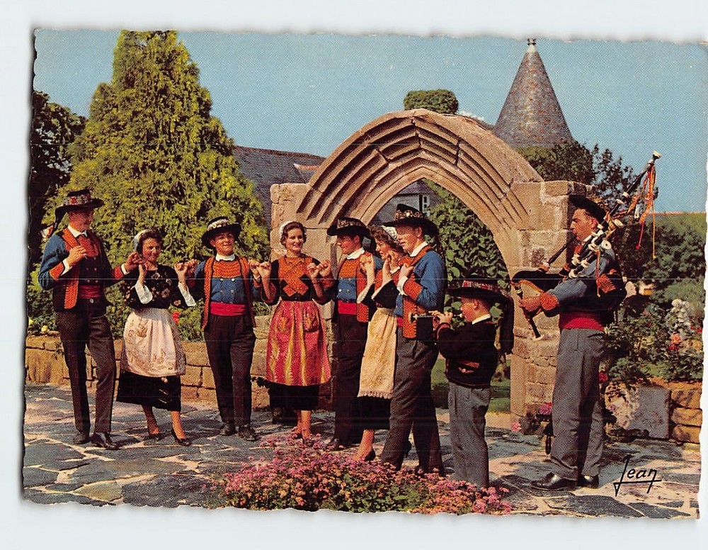 Postcard Men & Women in Traditional Breton Folk Costumes France