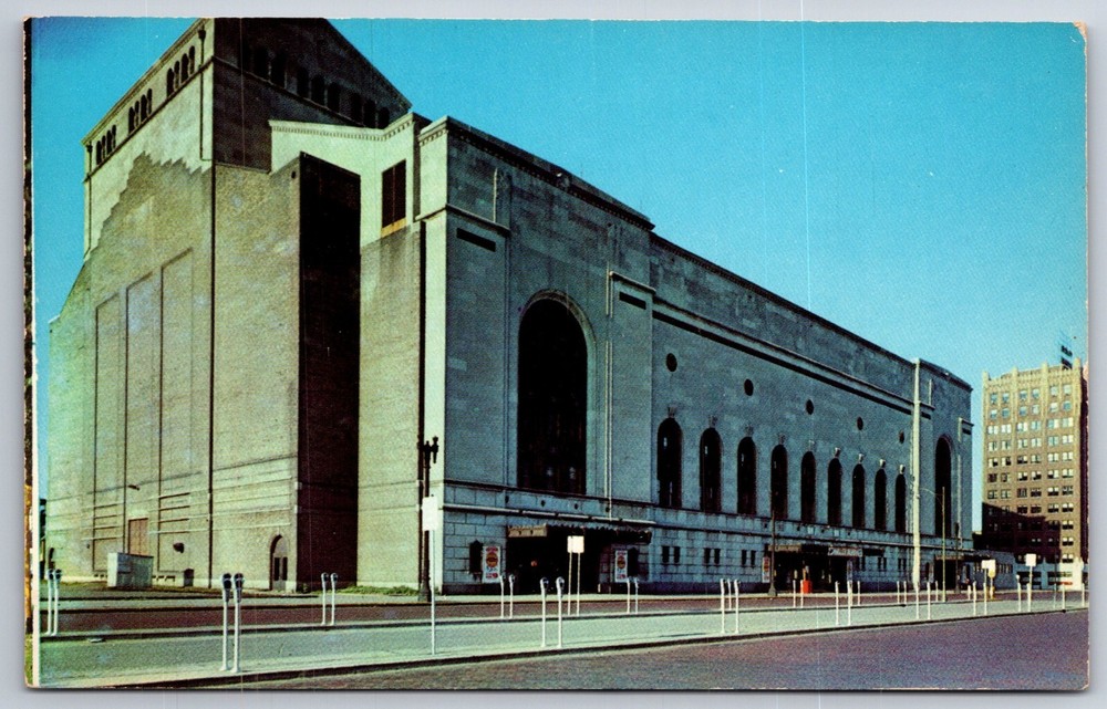 Minneapolis Minnesota~Municipal Auditorium Bldg Street View~Vintage Postcard