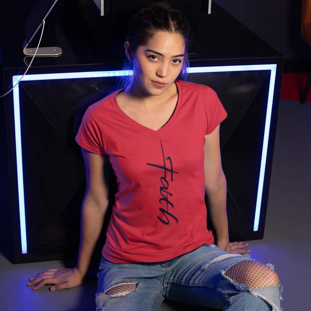 Chic & Comfortable: Women's Short Sleeve V-Neck T-Shirt for Effortless Style