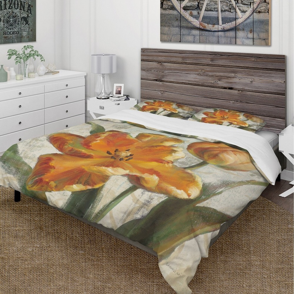 Designart 'Parrot Tulips I on Ivory' Cottage Bedding Set -