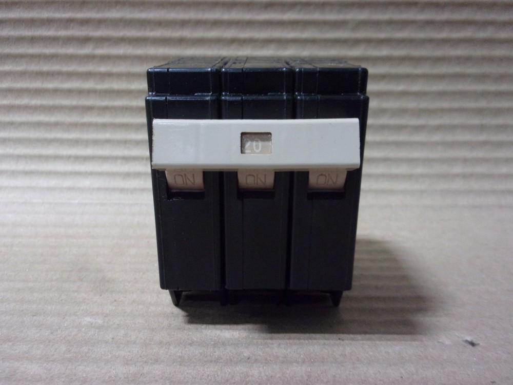 NEW Cutler Hammer CH CH320 3 Pole 20 Amp 240V NO NOTCH Circuit Breaker NNB