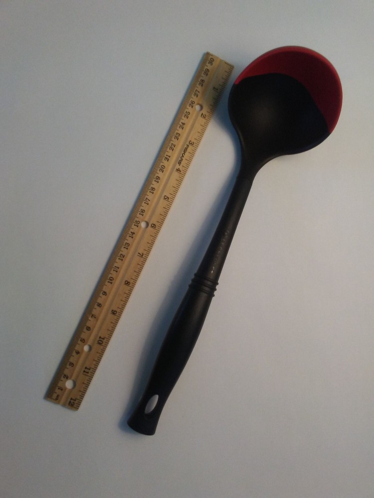 Cerise LE CREUSET Revolution Bi-Material Ladle Red & Black