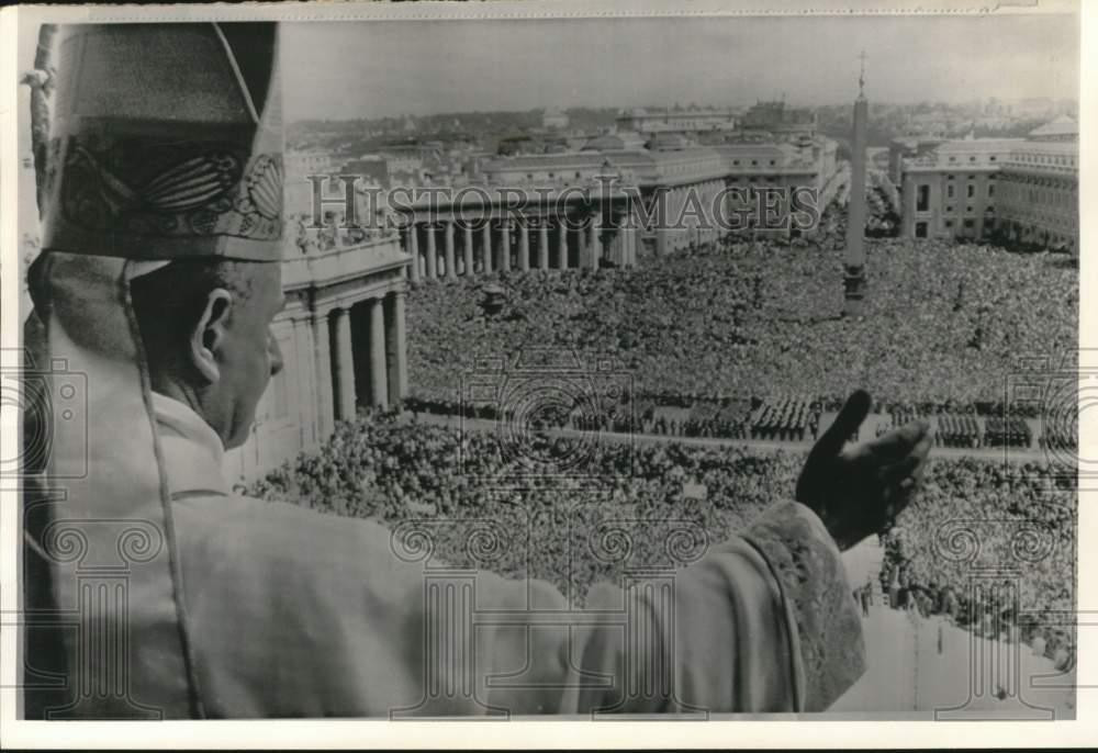 1966 Press Photo Pope Paul looks over St. Peter Square in Vatican City