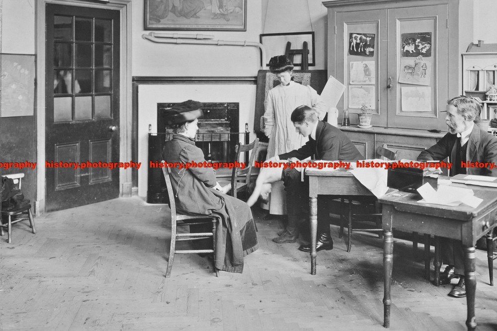 F001998 Medical examination Holland Street School London 1911