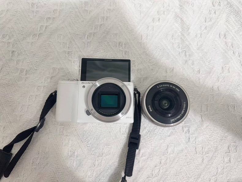 Sony Alpha a5100 24.3 MP APS-C CMOS Mirrorless Camera White w/ E 16-50mm Lens