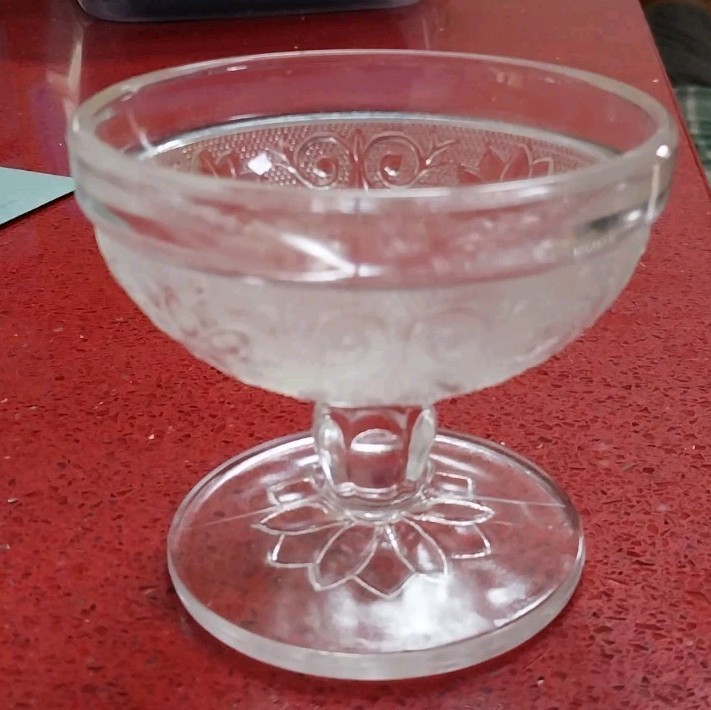 One Vintage Tiara Indiana Glass Sherbet Dessert Cup In Sandwich Pattern.
