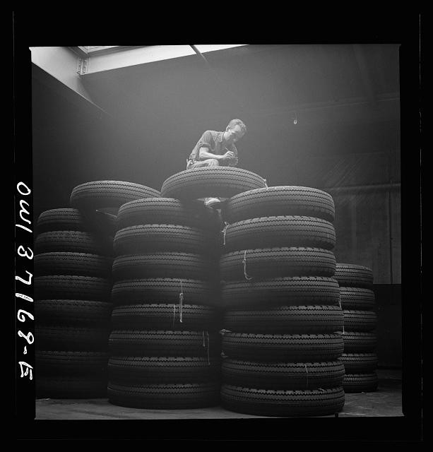Photo:Pittsburgh Pennsylvania 1943 Greyhound Garage Tire Inspection Worker