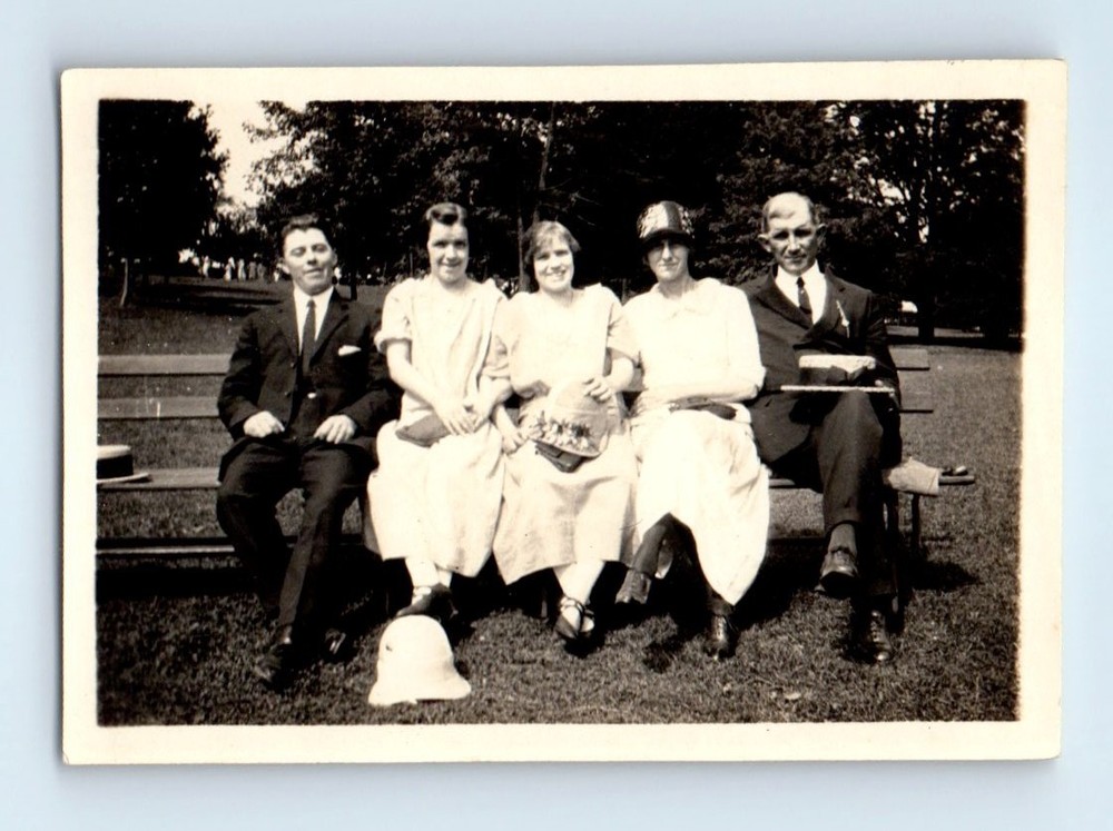 Old Vintage Photo MEN WOMEN SITTING ON PARK BENCH ORIGINAL SNAPSHOT PICTURE