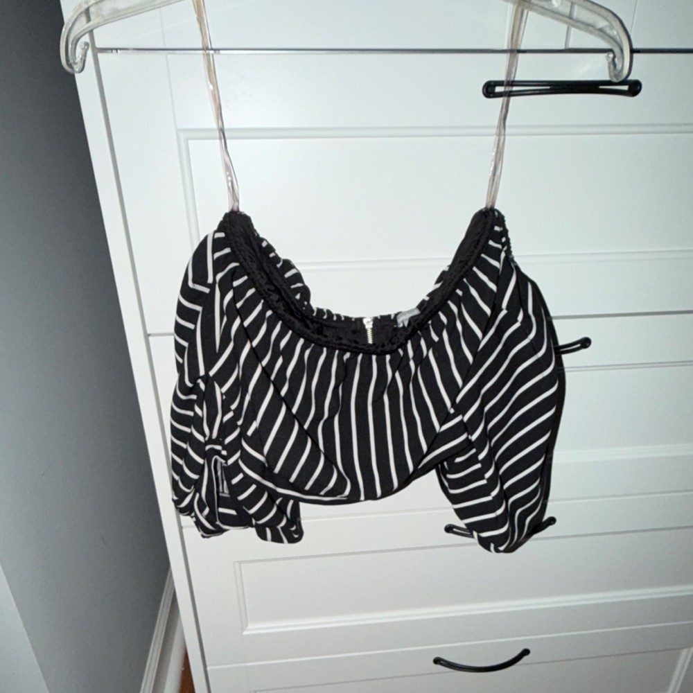 loviatte rux Black White Striped Off-Shoulder Ruffle Cropped Blouse M