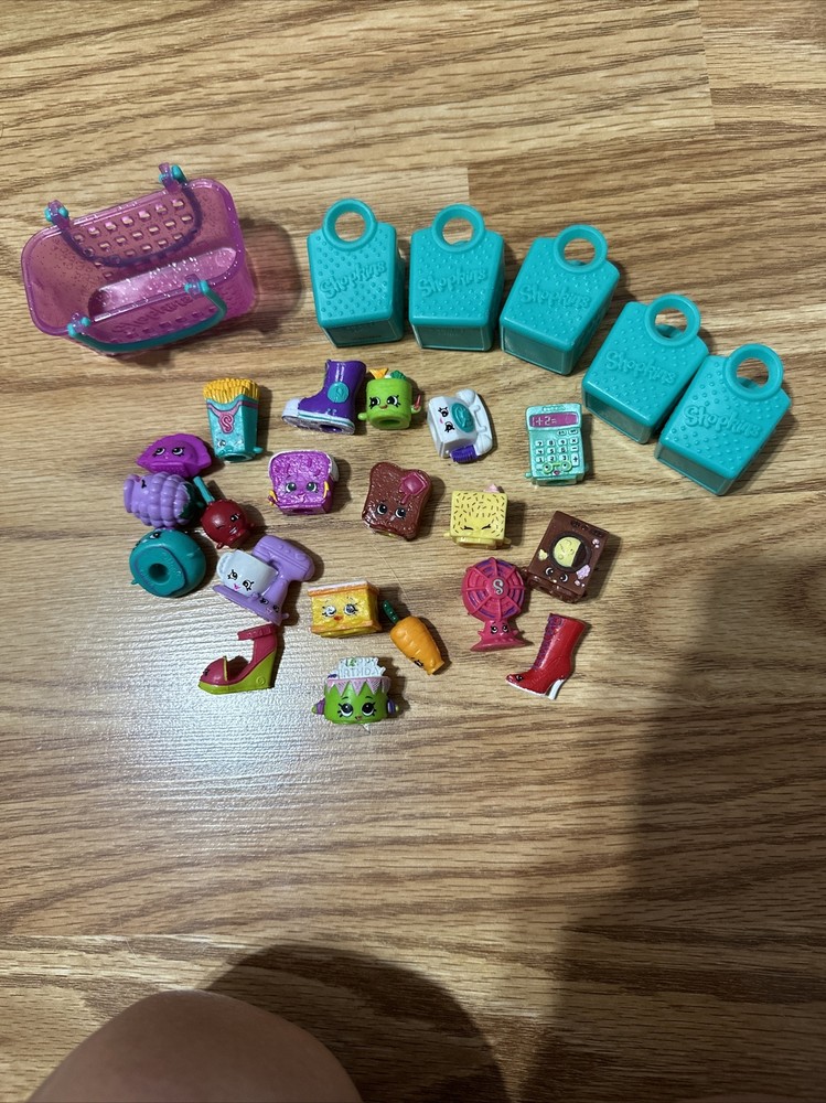 Lot Of 20 SHOPKINS With A Basket, And 5 Bags!!