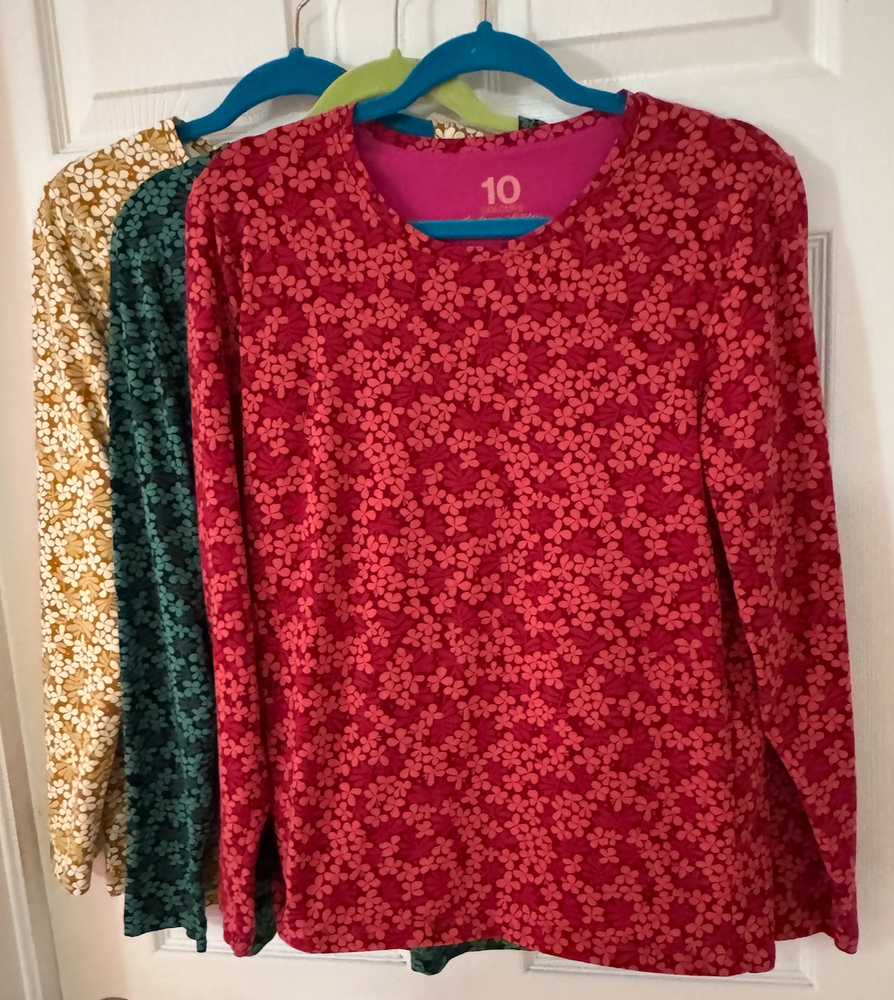 SIZE MEDIUM BRIGHT RED FLORAL PULLOVER WITH STRETCH GUDRUN SJODEN NEVER WORN