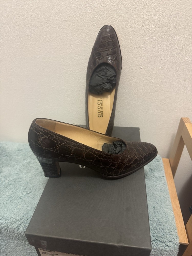 Gucci Brown Crocodile-Textured Heels with Timeless Elegance