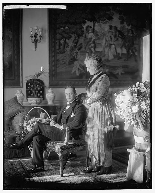 Photo:Countess Bernstorff Group Portrait Interior