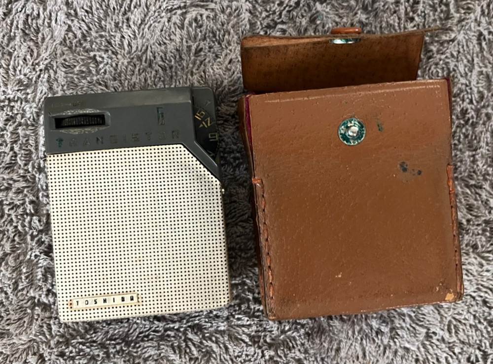 Radio Toshiba 6tp-345 with case
